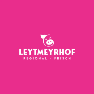Weißes Logo Leytmeyerhof auf pinken Hintergrund