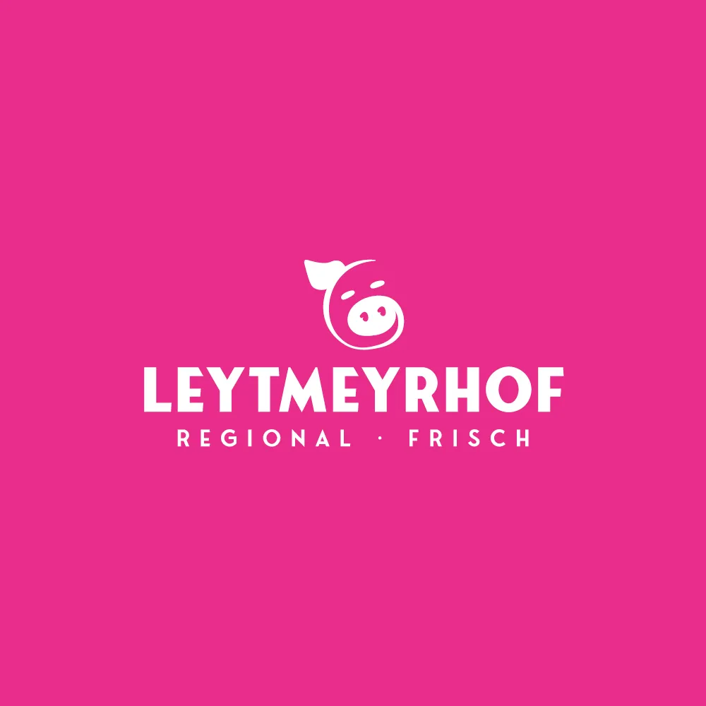 Weißes Logo Leytmeyerhof auf pinken Hintergrund