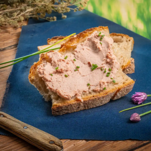 Leytmeyrhof Sreichwurst auf Brot mit Schnittlauch dekoriert Untergrund blau und Holz