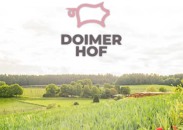Doimerhof Logo und Landschaft Doimerhof unterhalb